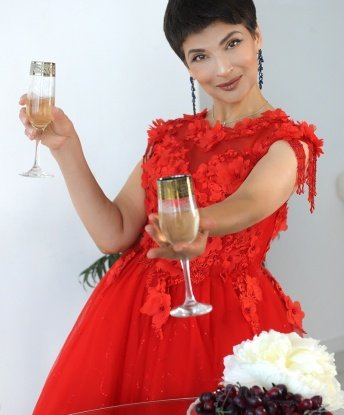 Изысканная кокетка с шикарной фигурой и чувственными губами ждет тебя для ярких встреч. Готова подарить тебе незабываемые моменты наслаждения и релаксации. Ублажу тебя до экстаза! 2744, 47 лет