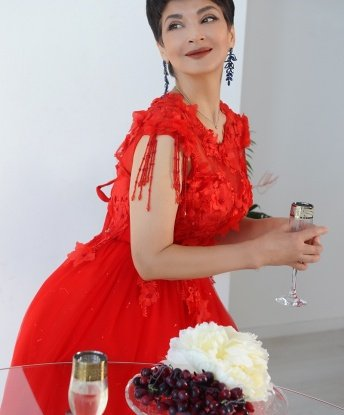 Изысканная кокетка с шикарной фигурой и чувственными губами ждет тебя для ярких встреч. Готова подарить тебе незабываемые моменты наслаждения и релаксации. Ублажу тебя до экстаза! 2744, 47 лет